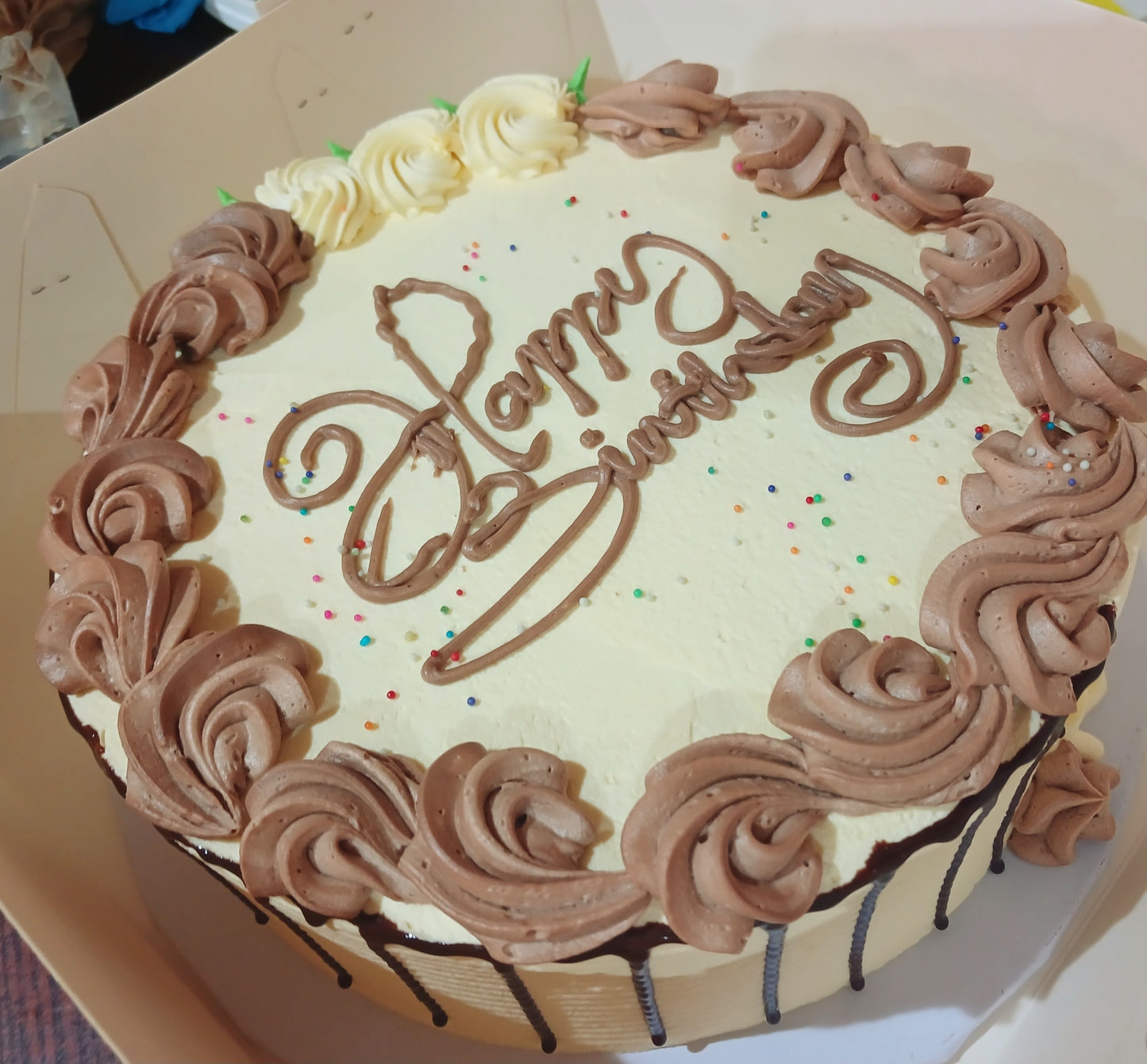 RED011-Regular Buttercream cake with drip