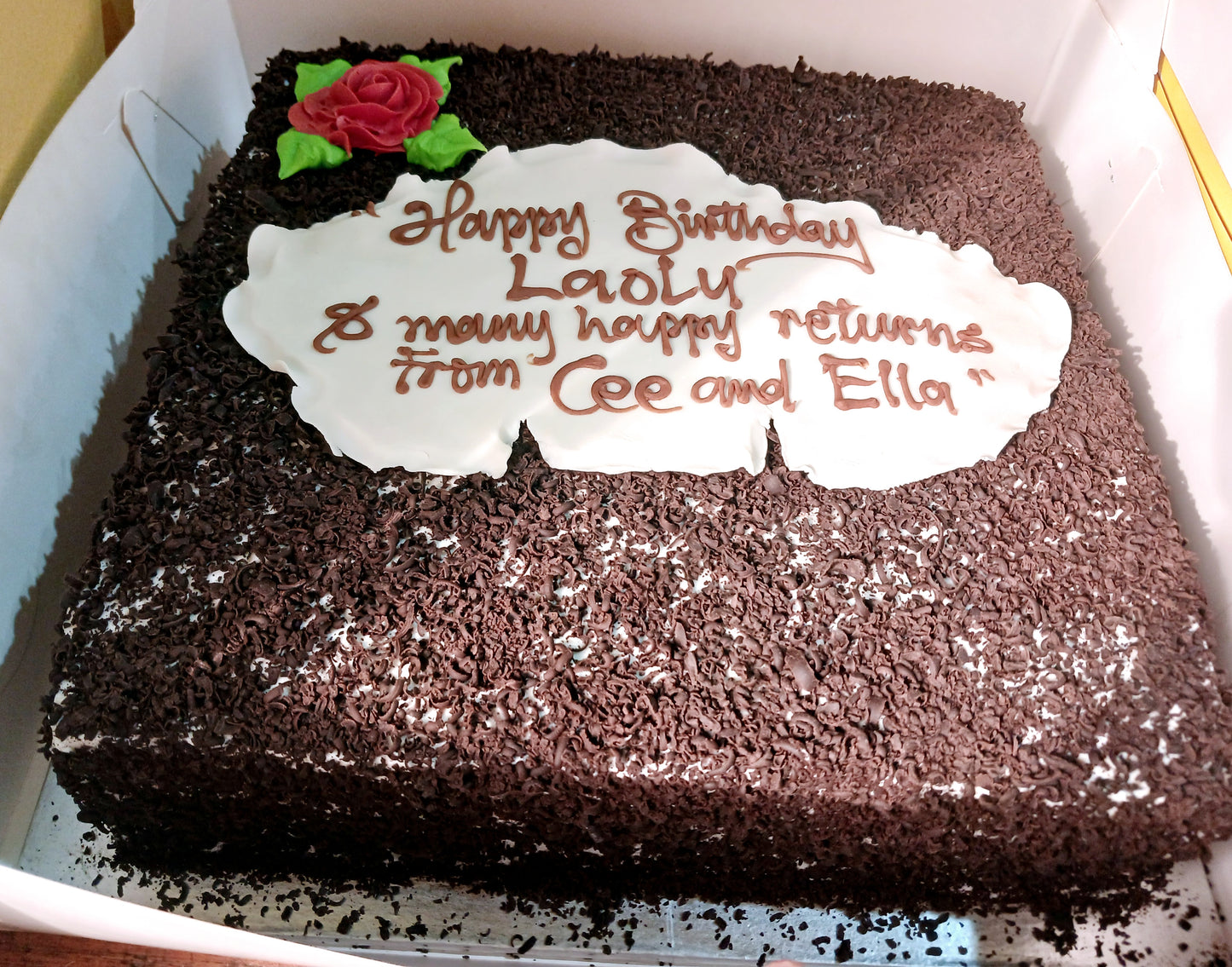 Sq01-Square buttercream cake covered with chocolate