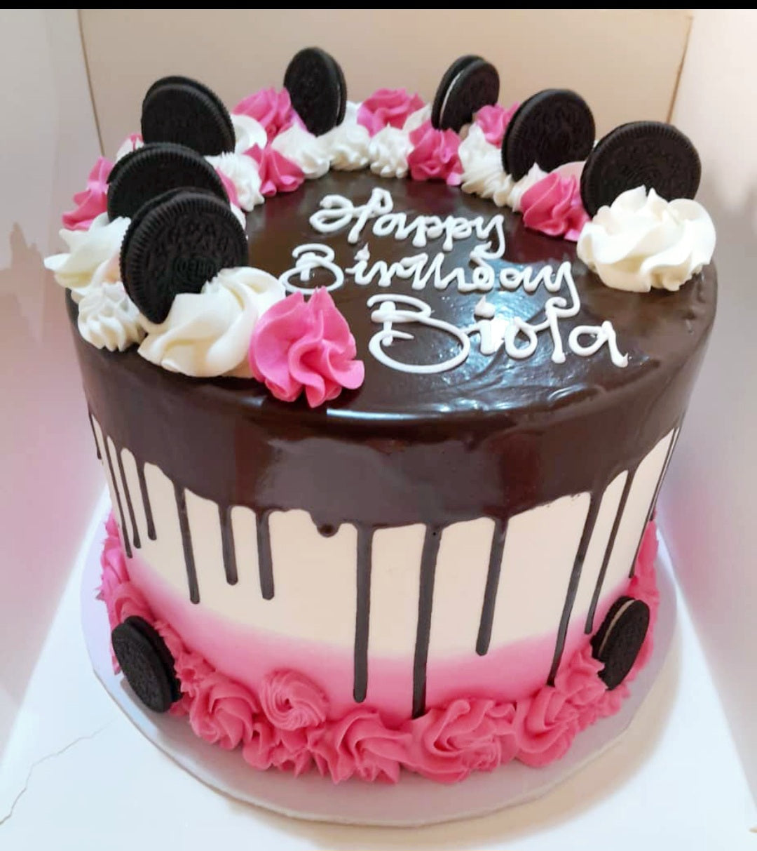 TL021-Tall cake with drip Oreo Cookies