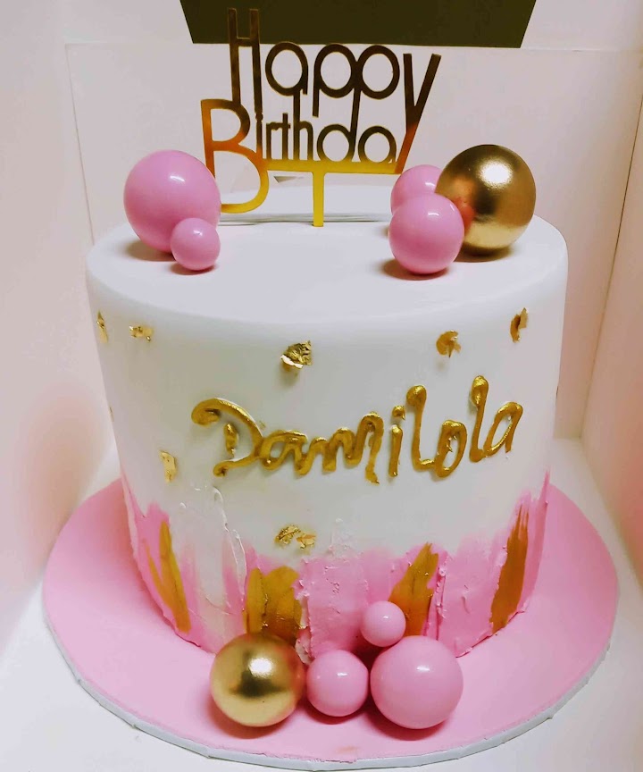 TL010 Tall cakes with ornaments