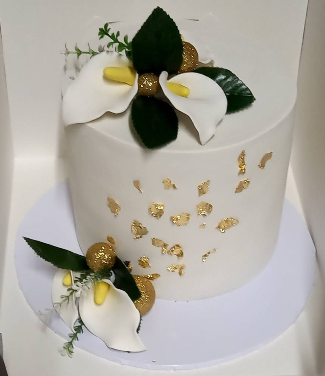 TL010 Tall cakes with ornaments