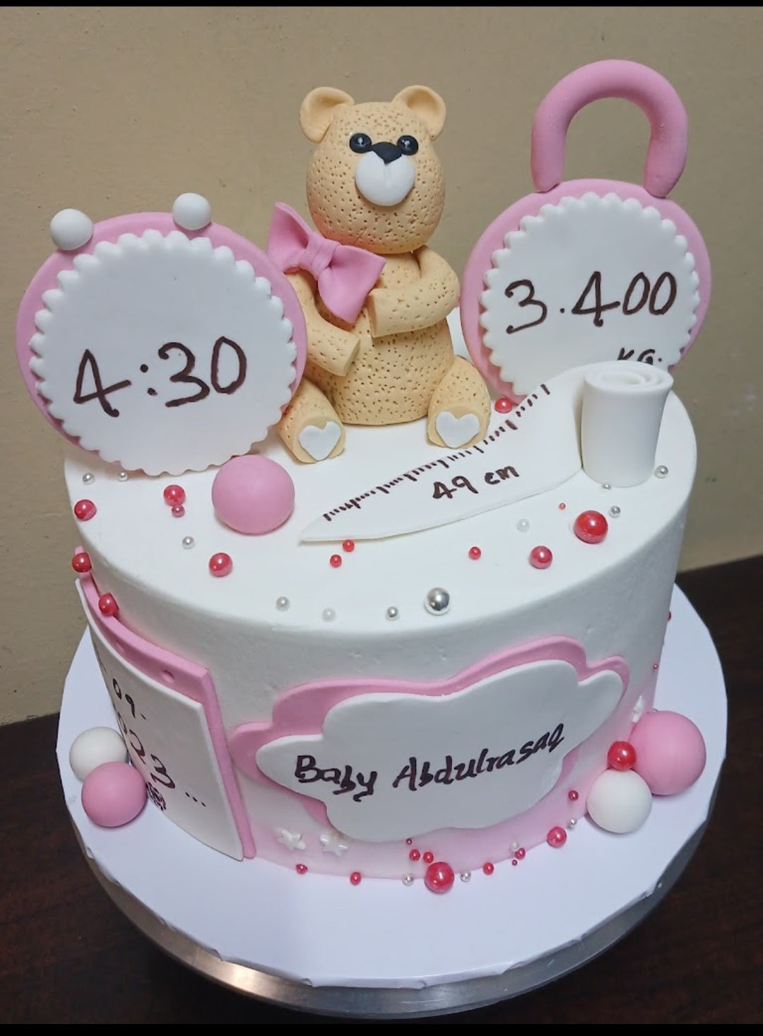 NB001 Newborn Fondant cake