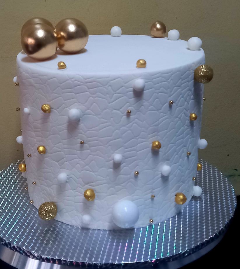 BS009- BESPOKE TALL UNISEX FONDANT CAKE