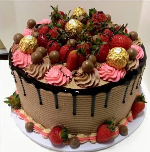 CWF001- CAKE WITH STRAWBERRIES AND CHOCOLATE TOPPINGS