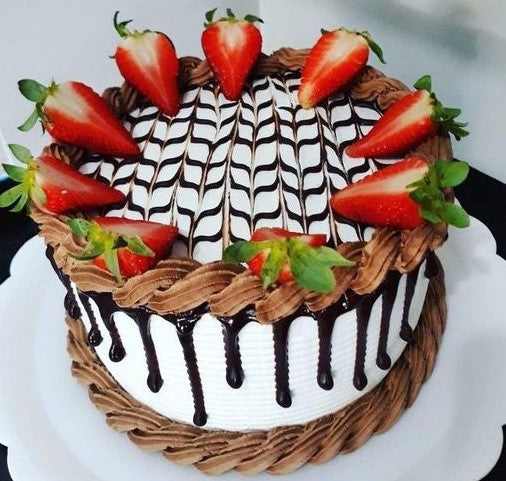 CWF001- CAKE WITH STRAWBERRIES AND CHOCOLATE TOPPINGS